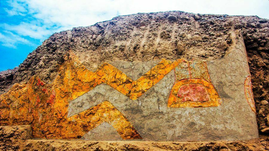 Обнаруженная в Перу 3200-летняя храмовая фреска изображает бога-паука с ножом