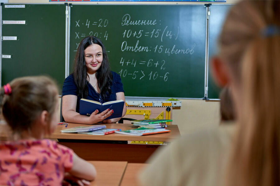 Средняя зарплата учителя в России сегодня не превышает 38 тыс. рублей. Доплата за подготовку и проведение ВПР к этой сумме не была бы лишней.