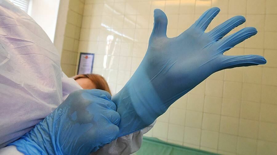 Врач предупредила о риске заразиться коронавирусом через перчатки