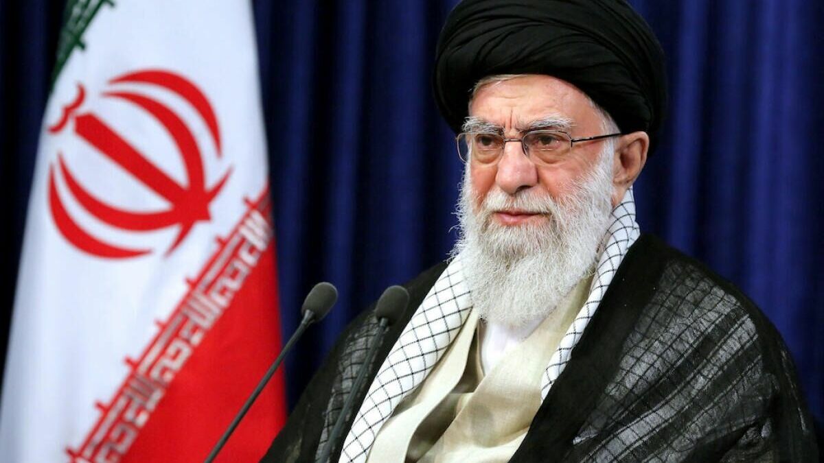 Верховный лидер Ирана помиловал десятки тысяч заключенных, сообщила IRNA
