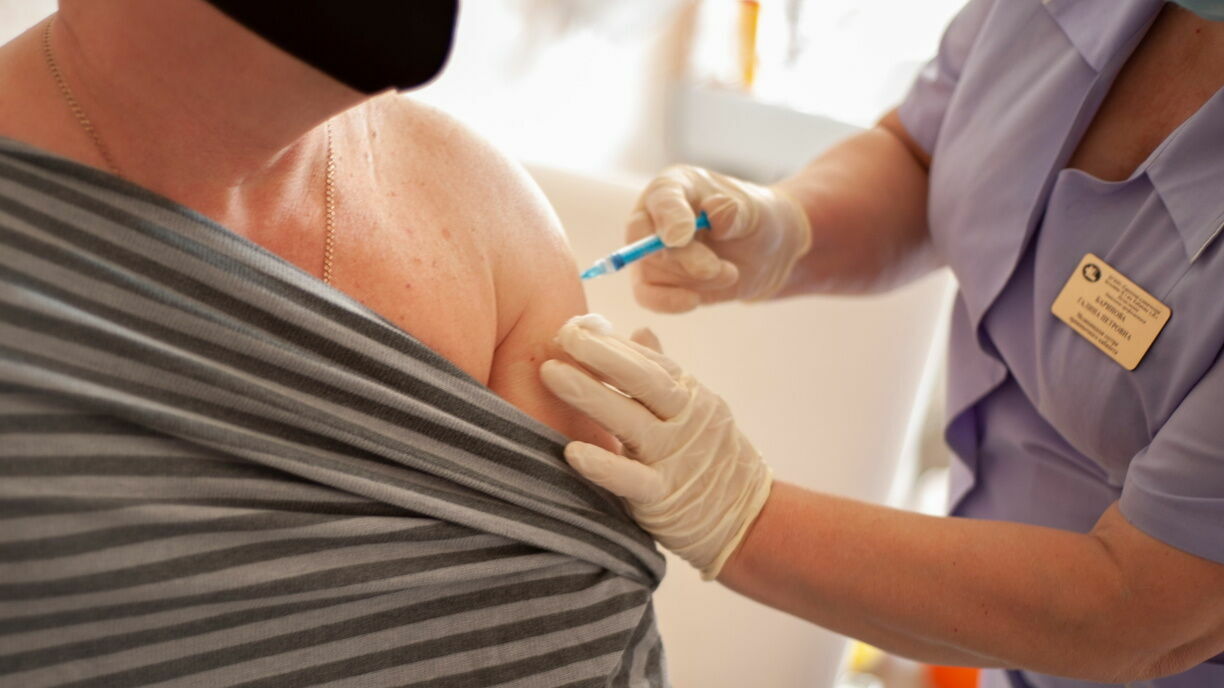 В Москве заявили об обязательной вакцинации от коронавируса 60% работающих