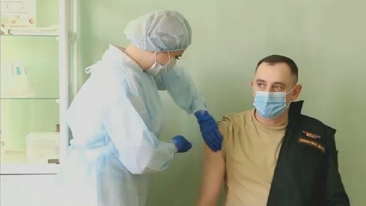 Российской вакциной от коронавируса привиты уже порядка 100 тысяч человек