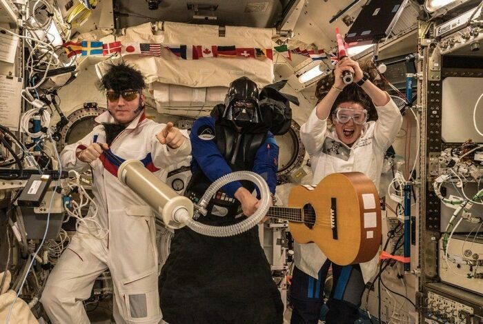 Космонавты МКС устроили Хэллоуин на борту станции