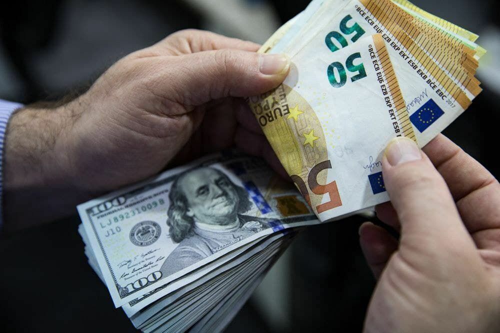 Можно и $50 тысяч: зачем Центробанк увеличил гражданам лимит по переводу валюты