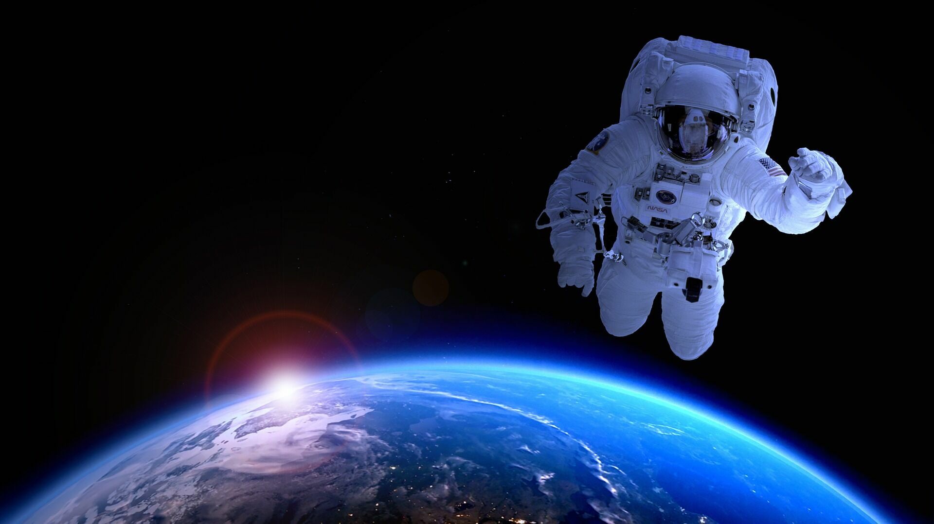 Россия отправит в космос двух туристов в 2023 году