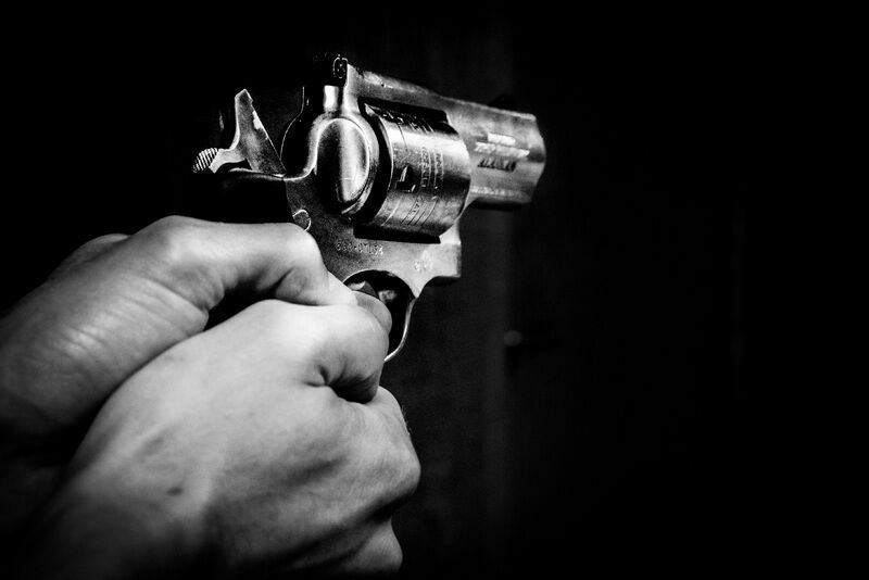 Сотрудники ФСБ обнаружили на крымской даче тайник с оружием