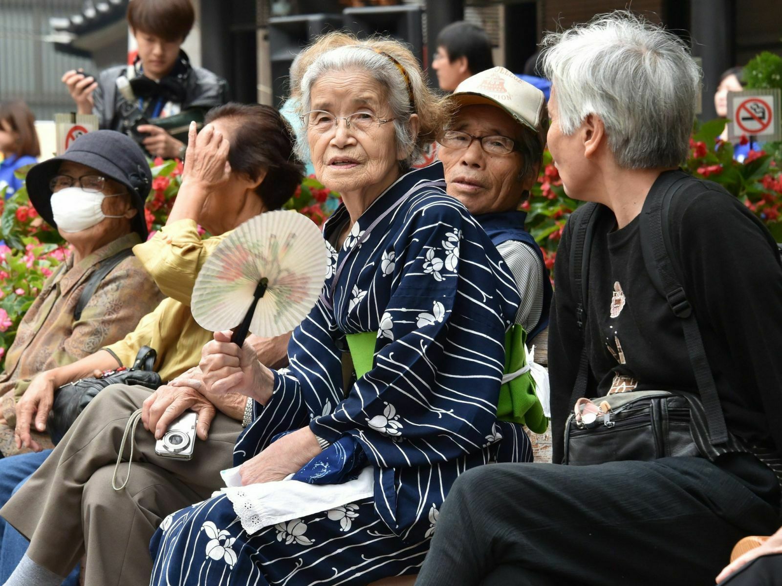 Япония  превращается в страну бедных пенсионерок