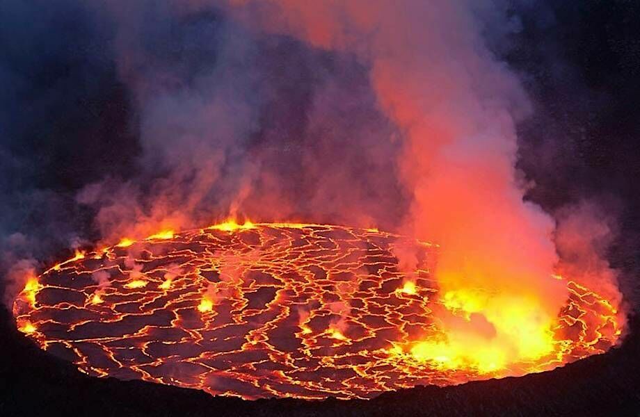 Проснувшийся на Канарах вулкан уничтожил более 150 домов (ВИДЕО)