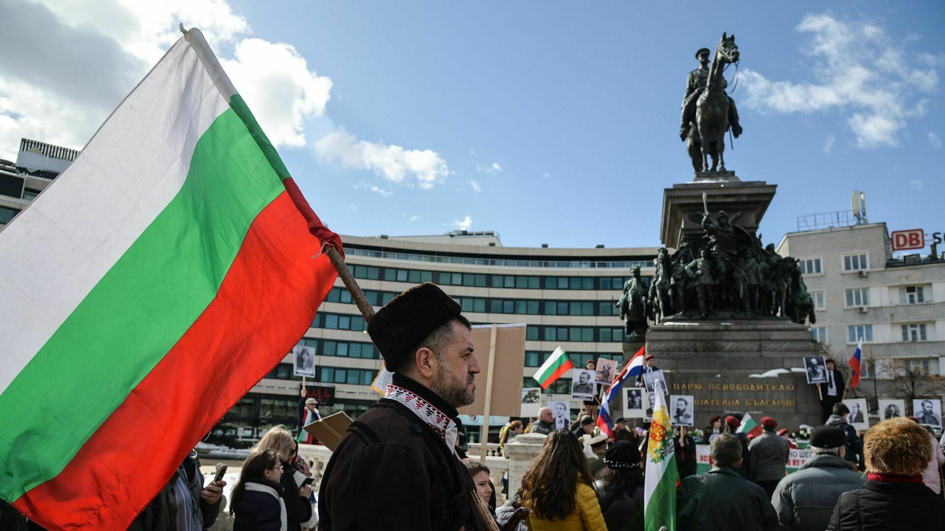 Гражданам Болгарии предписали срочно покинуть Россию