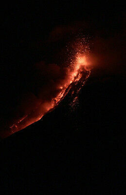 Вулкан Огня выгнал из своих домов 30 тысяч жителей Гватемалы