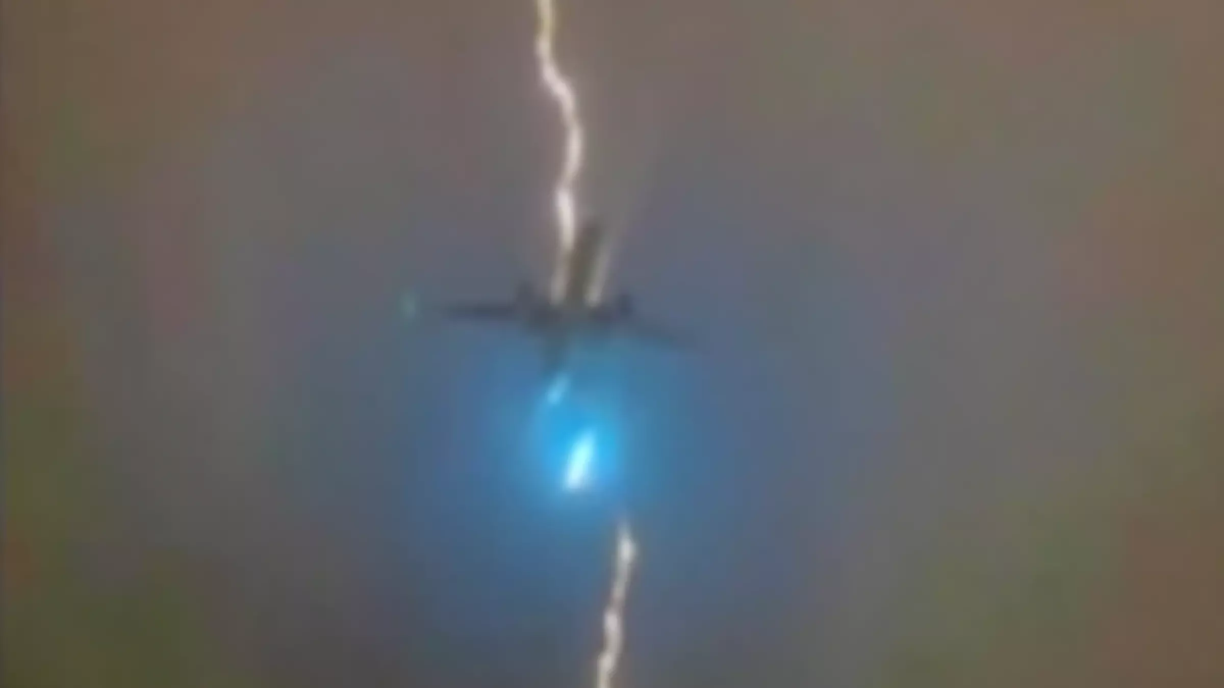 Молния ударила в самолет Air Canada с 550 пассажирами на борту