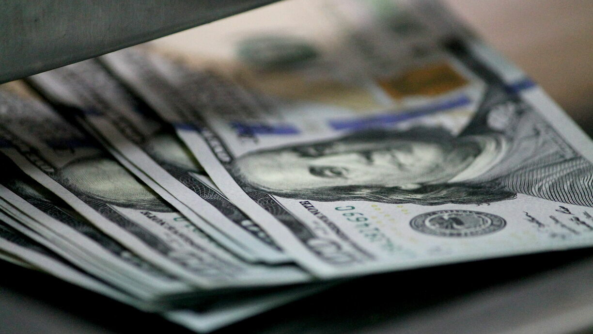 Доллар уже 54: российская валюта укрепляется на Мосбирже