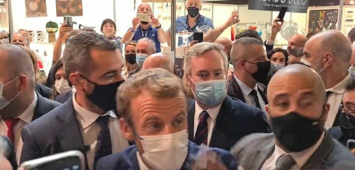 "Да здравствует революция!": житель Франции бросил в президента яйцо (ВИДЕО)