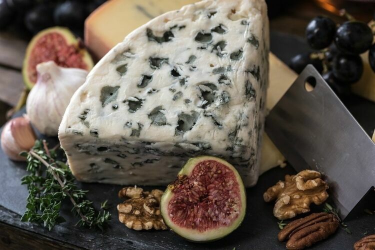 Ученые выяснили, как сыр с плесенью продлевает жизнь