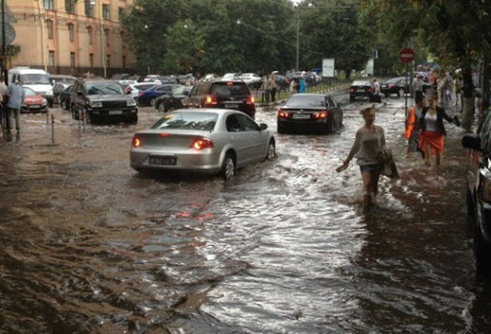 Скоро ли дождь. Ливень в Москве. Дождь в Москве. Дождь в Москве сейчас. Потоп в Москве.
