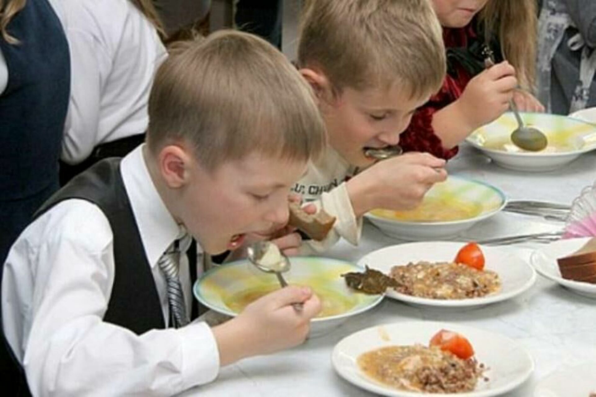 Ребенок овз питание в школе. Дети завтракают в столовой. Обед в школе. Столовая в школе. Еда в школьной столовой.