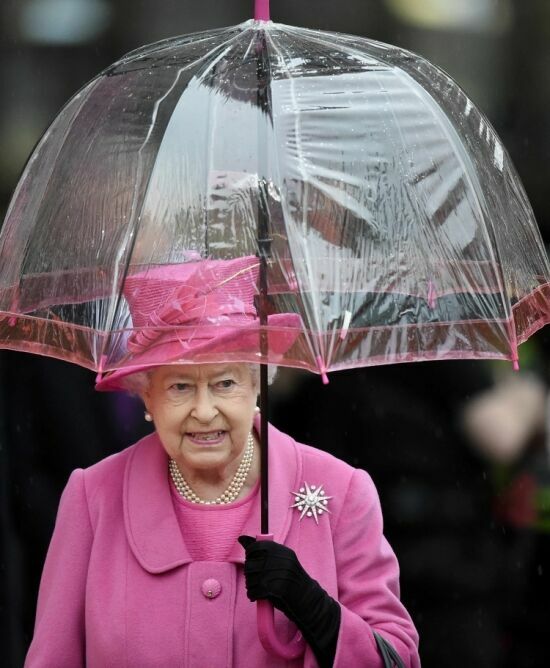 Зонтик Елизаветы II оказался замешан в дипломатическом скандале с Китаем