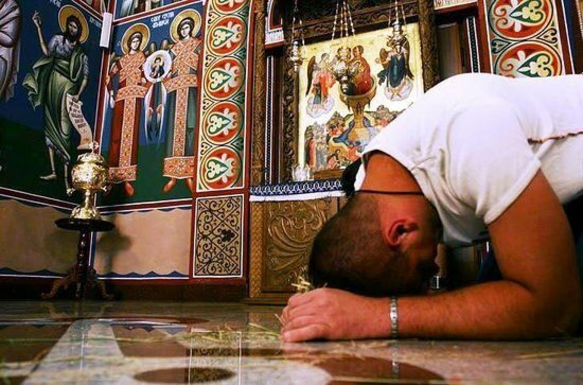 Исповедь перед господом. Человек на коленях в храме. Молится на коленях в храме. Люди на коленях в церкви. Мужчина молится в церкви.