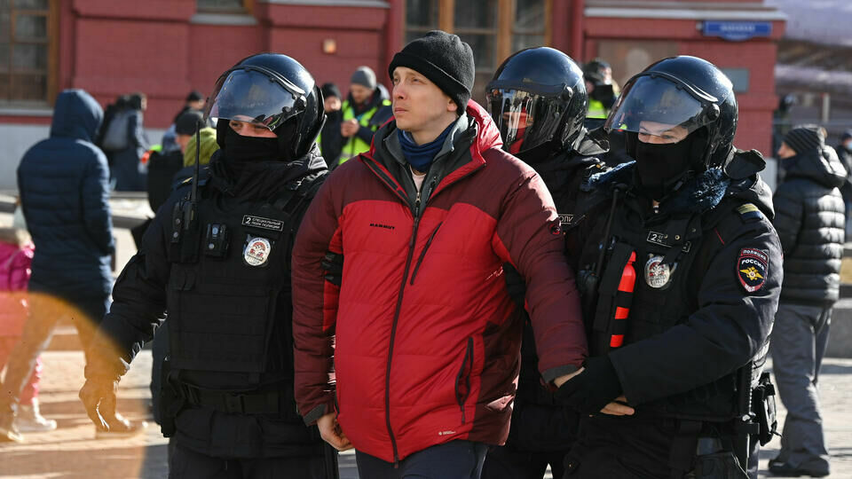 На антивоенной акции в Москве задержали 1,7 тысячи человек