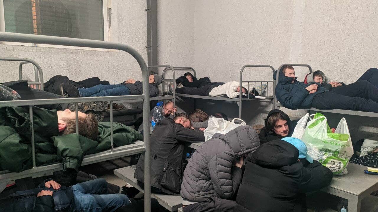 Фото дня: в 8-местной камере спецприемника «Сахарово» разместилось 28 человек