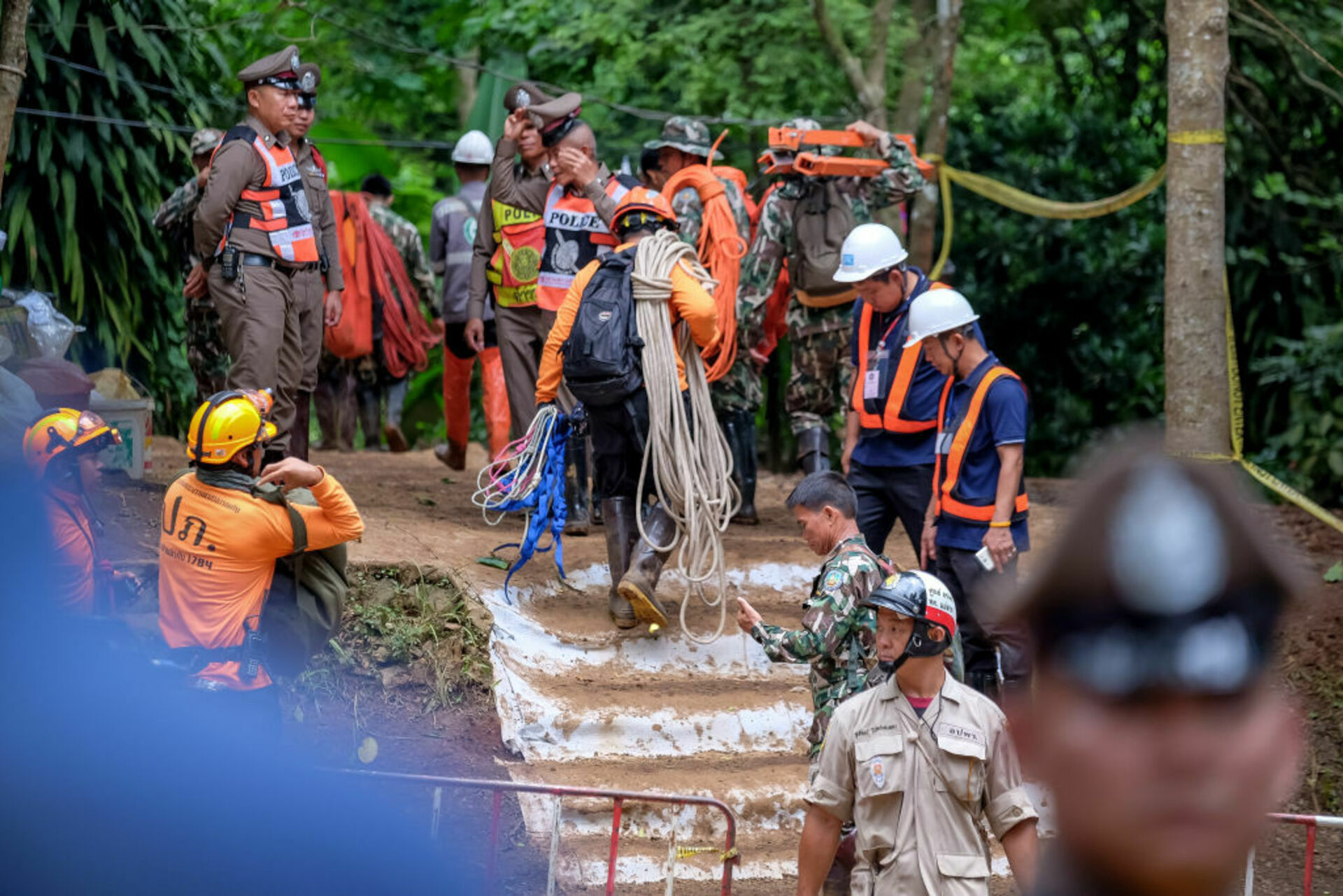 Какую вещь бекки нашли спасатели в пещере. Спасательная операция Тайланд 2018. Спасение из пещеры Тайланда. Спасение детей из пещеры в Таиланде. Тайская пещера спасение детей.