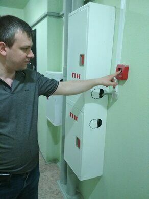 Дмитрий Хорошев показывает кнопку, которая "не сработала" при пожаре