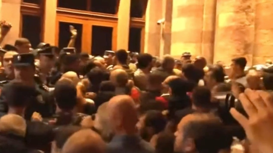 Протестующие в Ереване штурмуют здание правительства, слышны взрывы