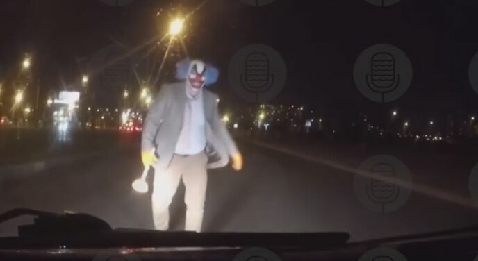 Клоун с вантузом напал на автомобилиста в Петербурге
