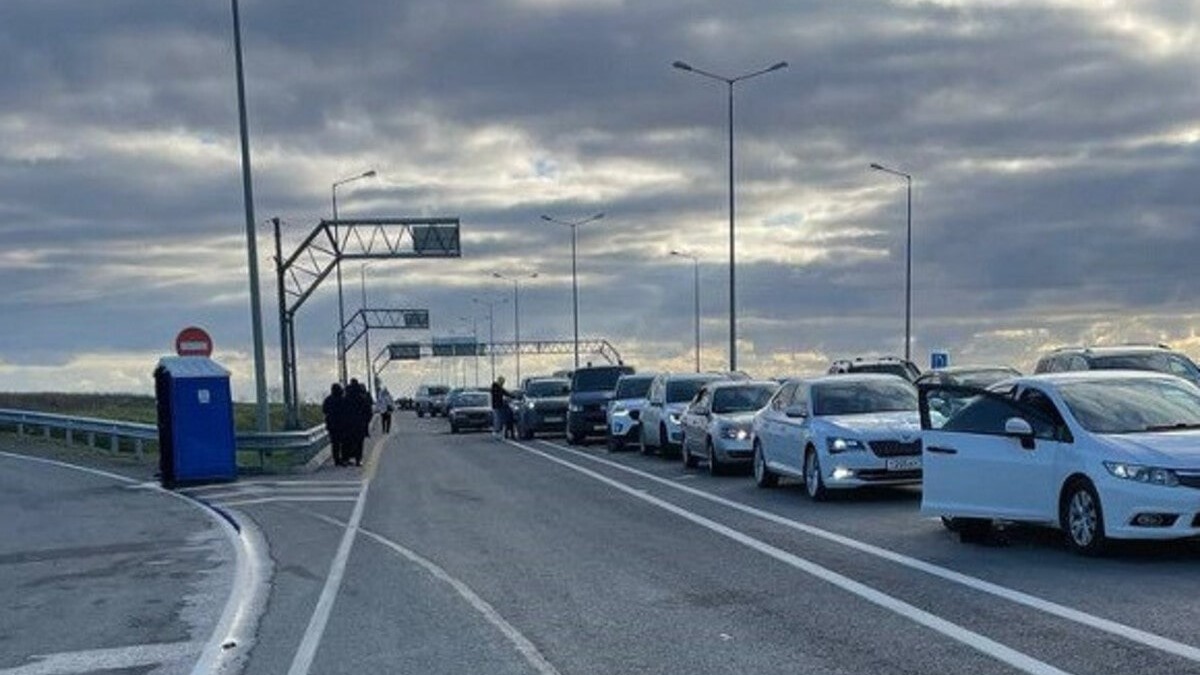 Свыше 1,5 тыс. машин стоят в очереди на Крымском мосту