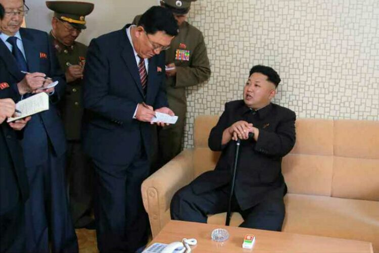 Ким Чен Ын снова показался на публике с тростью