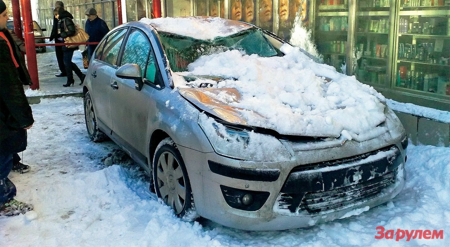 Суд подсчитал стоимость снега, повредившего автомобиль омича