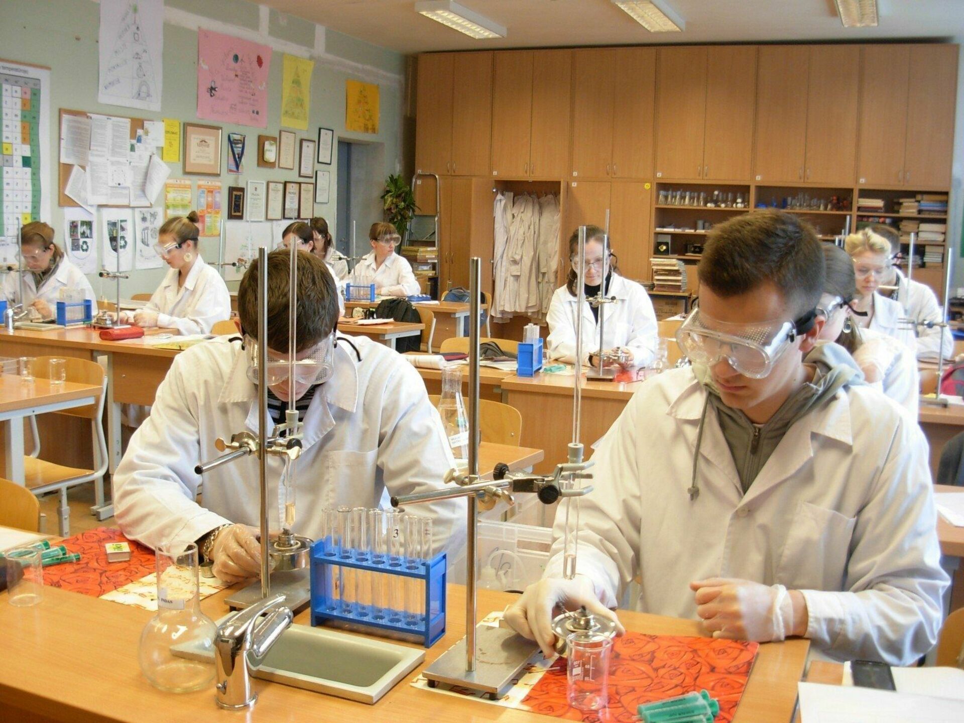 Клас химии. Урок химии. Урок химии в школе. Школьники на уроке химии. Лаборатория химии в школе.