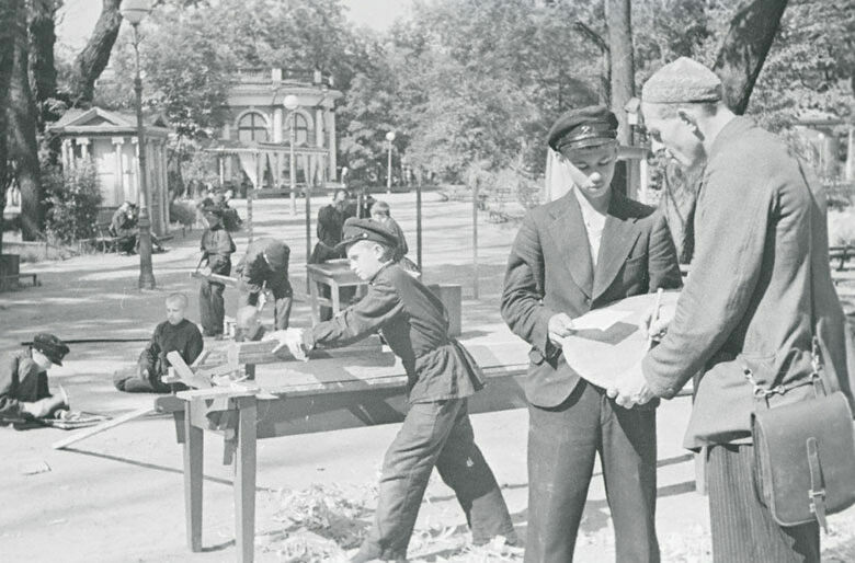 На фото: передовая группа учеников – плотников школы ФЗО №7 г. Ленинграда