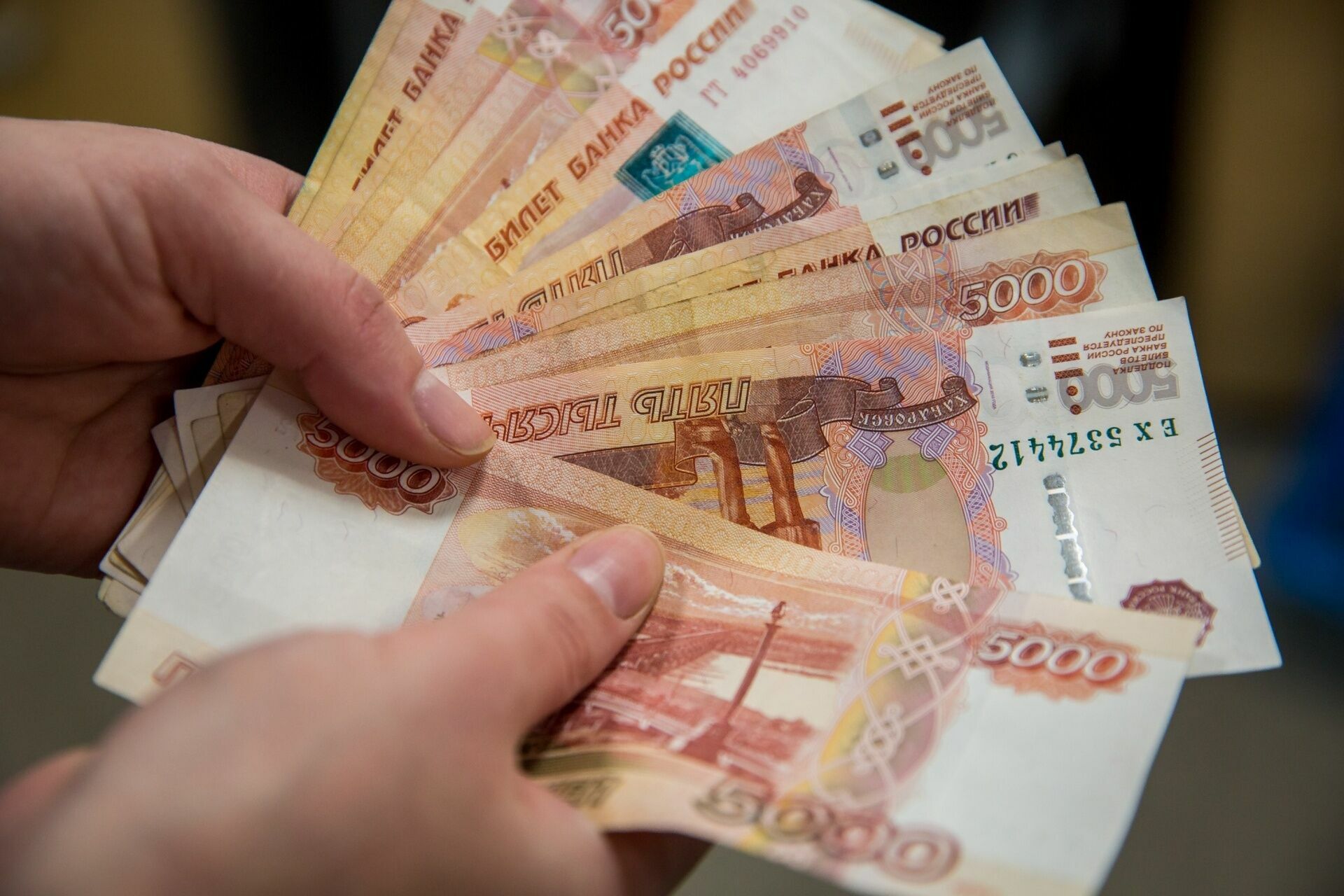 Госзнак: купюры в одну и пять тысяч рублей подделывают чаще других
