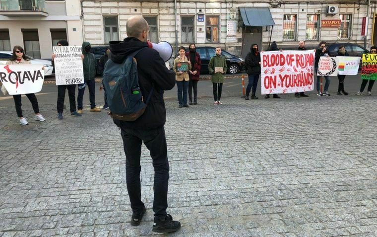 Люди из посольства Турции избили протестующих у его стен в Киеве
