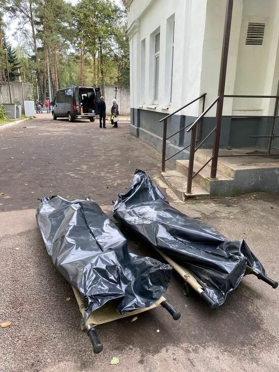 В Костроме тела умерших бросили на ночь на улице перед моргом