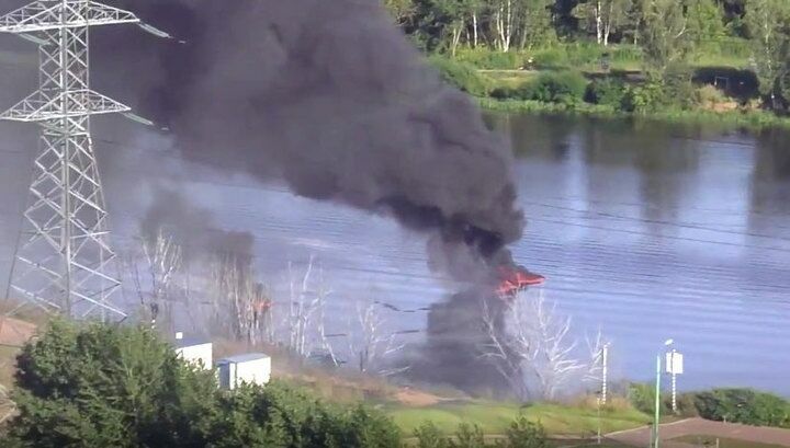 Пожар на Москве-реке произошел из-за разрыва нефтетрубы под водой, есть пострадавшие