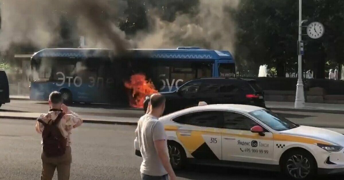В центре Москвы загорелся электробус