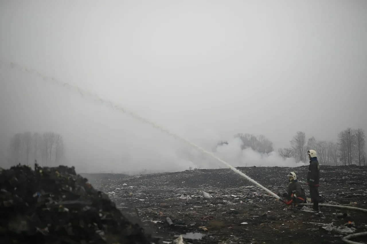 Пожар на биробиджанской свалке тушат третий день подряд