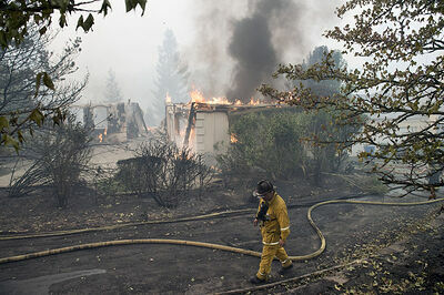 Более 150 человек пропали без вести в результате пожаров в Калифорнии