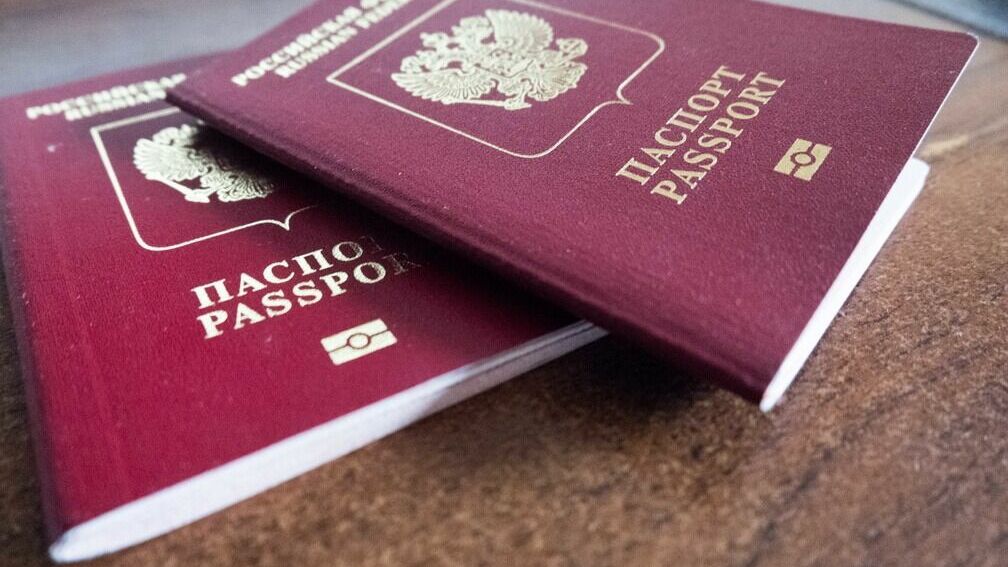 Франция сделала платной запись на оформление виз для россиян