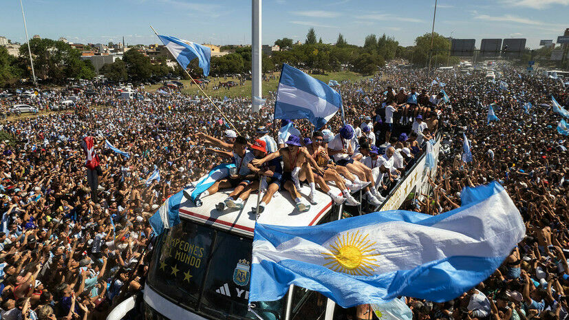 В автобус к футболистам сборной Аргентины запрыгнули два фаната