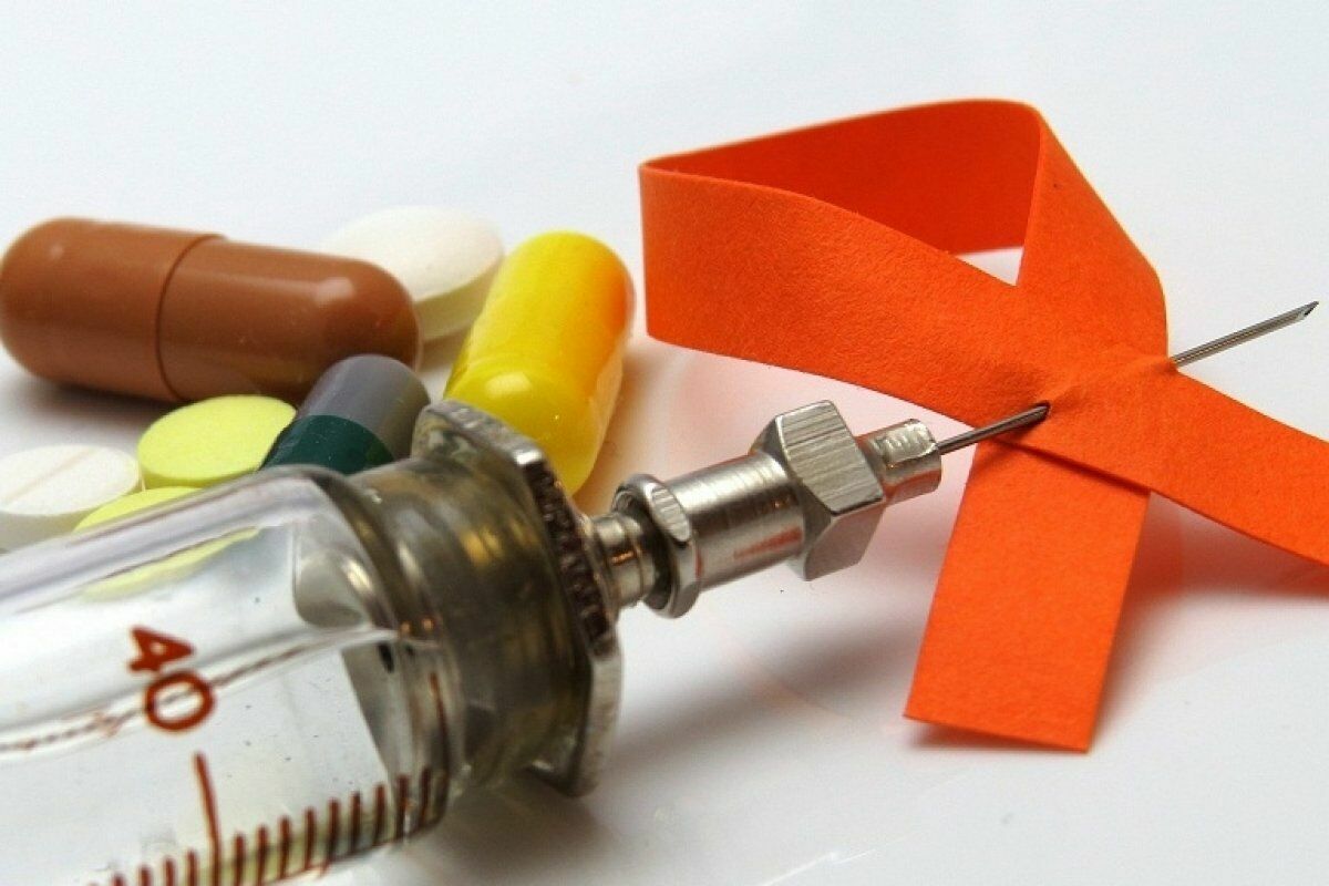 Менее половины ВИЧ-инфицированных получили годовой курс терапии в 2020 году