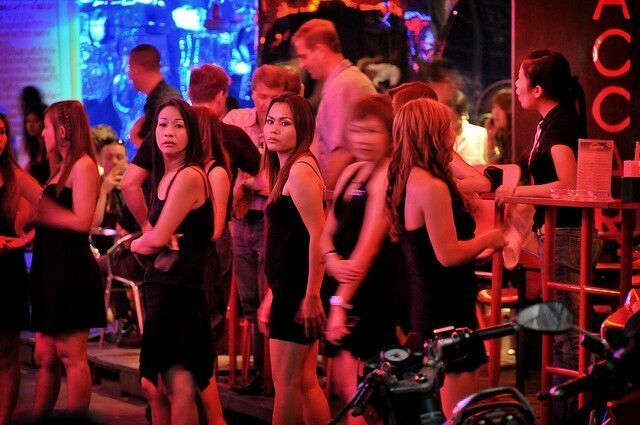 Проститутки Таиланда вышли на работу в трауре