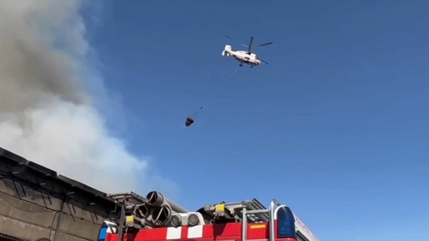 К тушению пожара на юго-востоке Москвы привлекли вертолет и пожарный поезд (ВИДЕО)