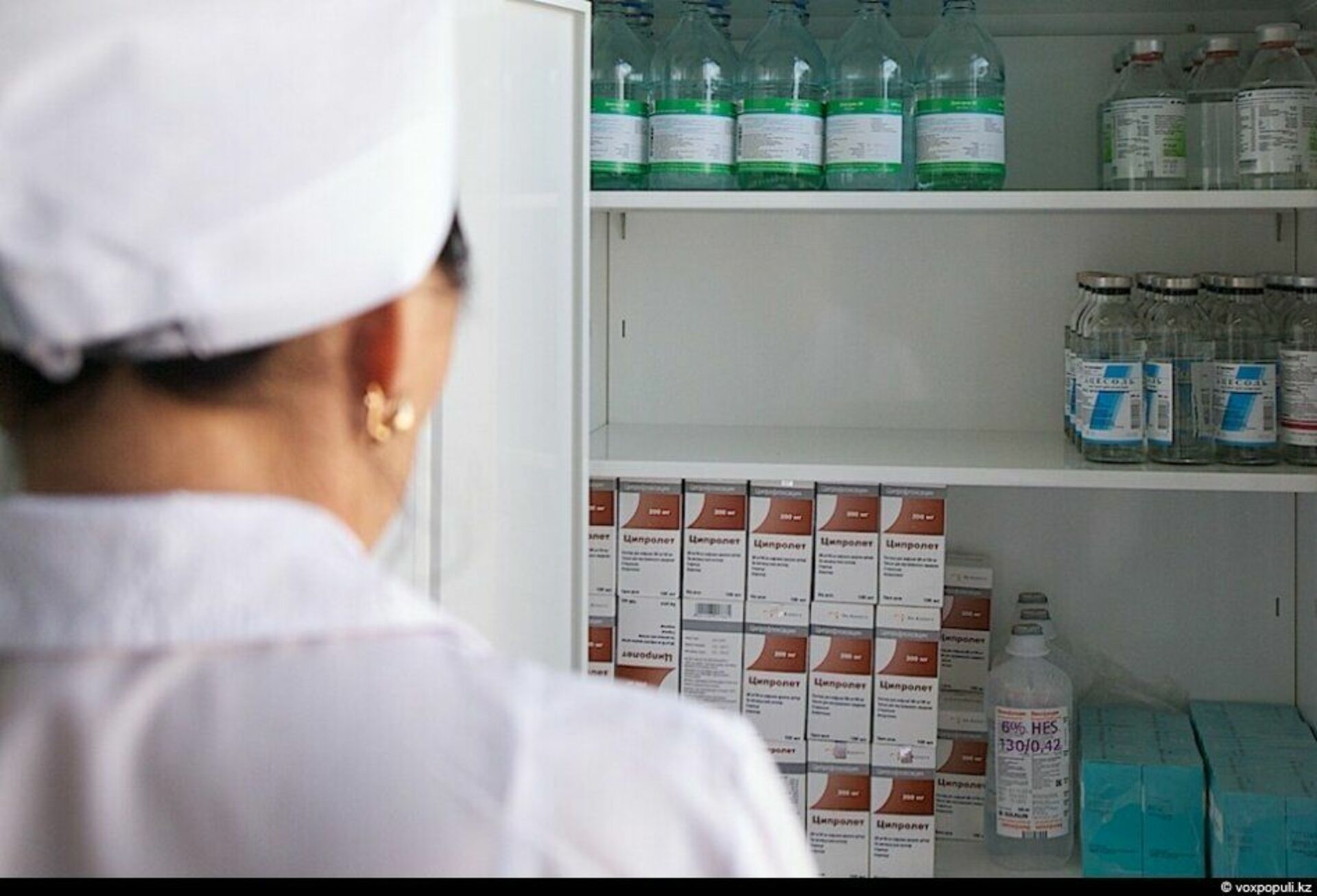 Лечебные учреждения принимающие. Хранение лекарственных средств. Лекарственные препараты в аптеке. Шкафы для хранения лекарственных препаратов. Хранение в аптеке.