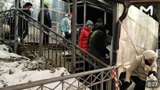 Видео дня: жители Петербурга выходят из метро наперекор ремонту