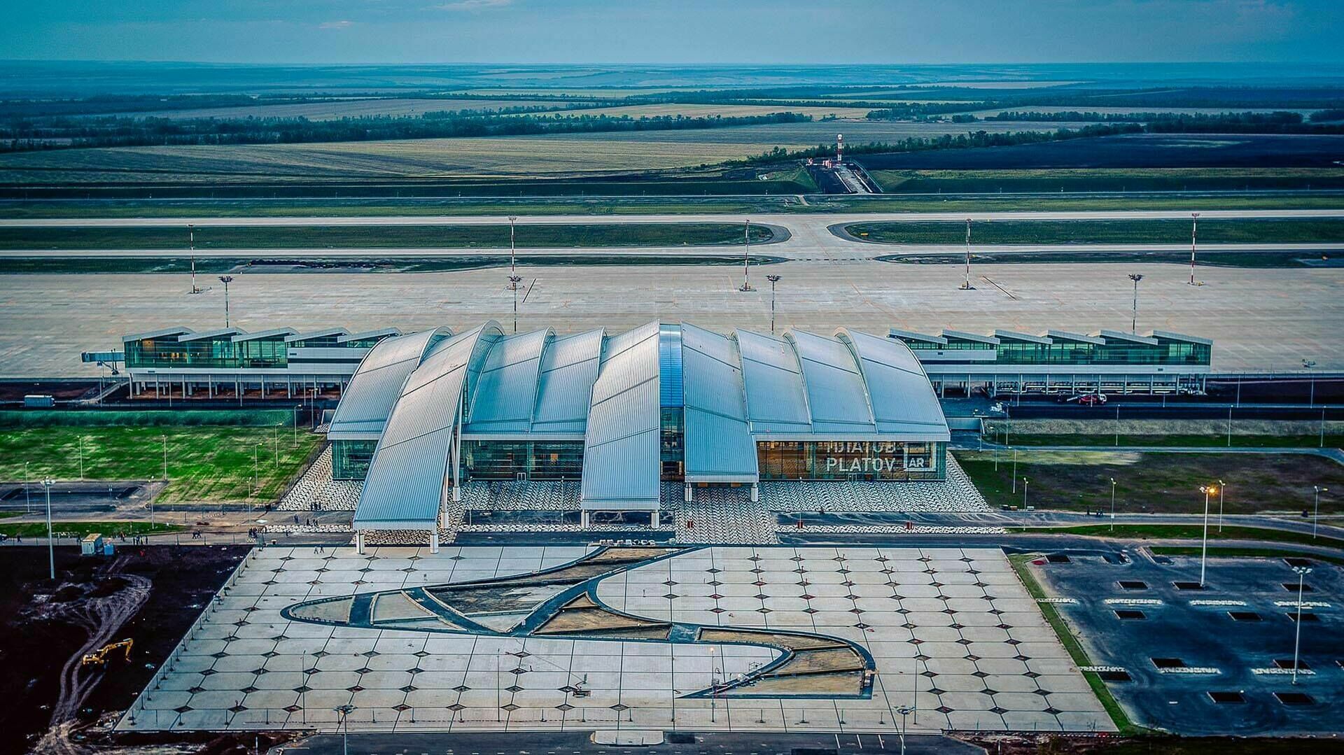 В новом ростовском аэропорту самолёт выкатился в поле