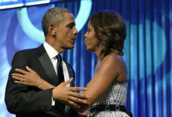 Обама признался, что бросил курить, «потому что боится жены»