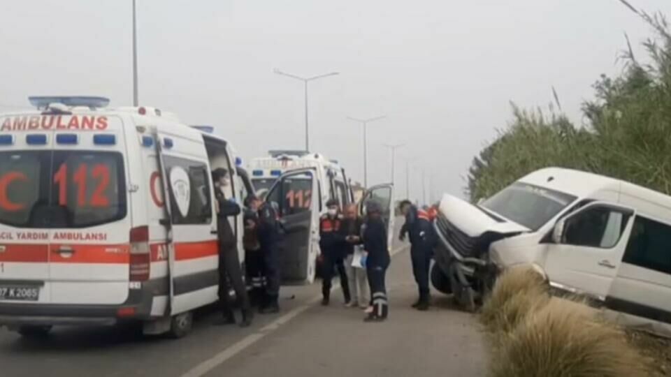12 туристов пострадали при ДТП с микроавтобусом в Анталье
